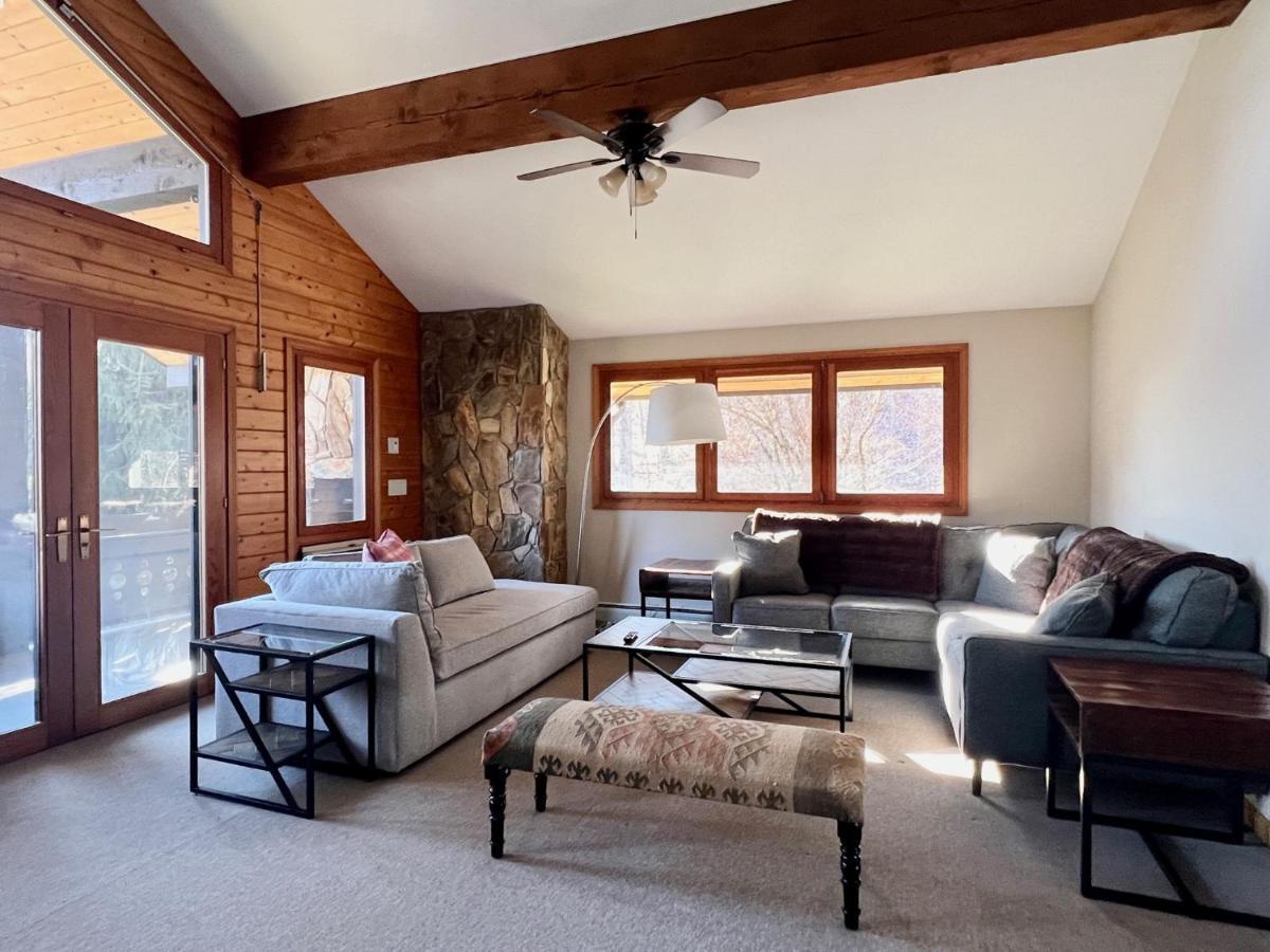 Outland Chalet & Suites Great Smoky Mountains Whittier Room photo