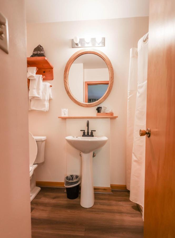 Outland Chalet & Suites Great Smoky Mountains Whittier Room photo