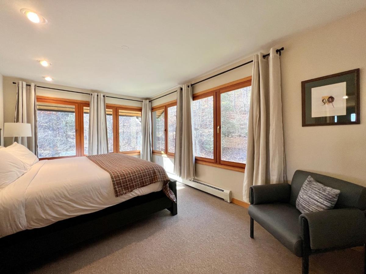Outland Chalet & Suites Great Smoky Mountains Whittier Room photo