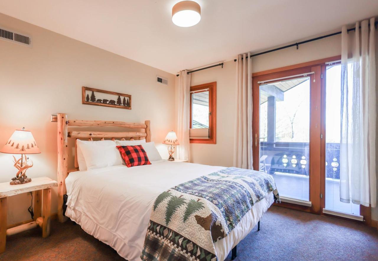 Outland Chalet & Suites Great Smoky Mountains Whittier Room photo