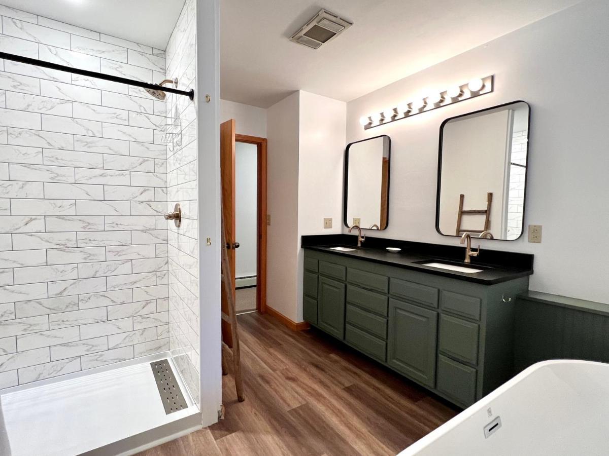 Outland Chalet & Suites Great Smoky Mountains Whittier Room photo