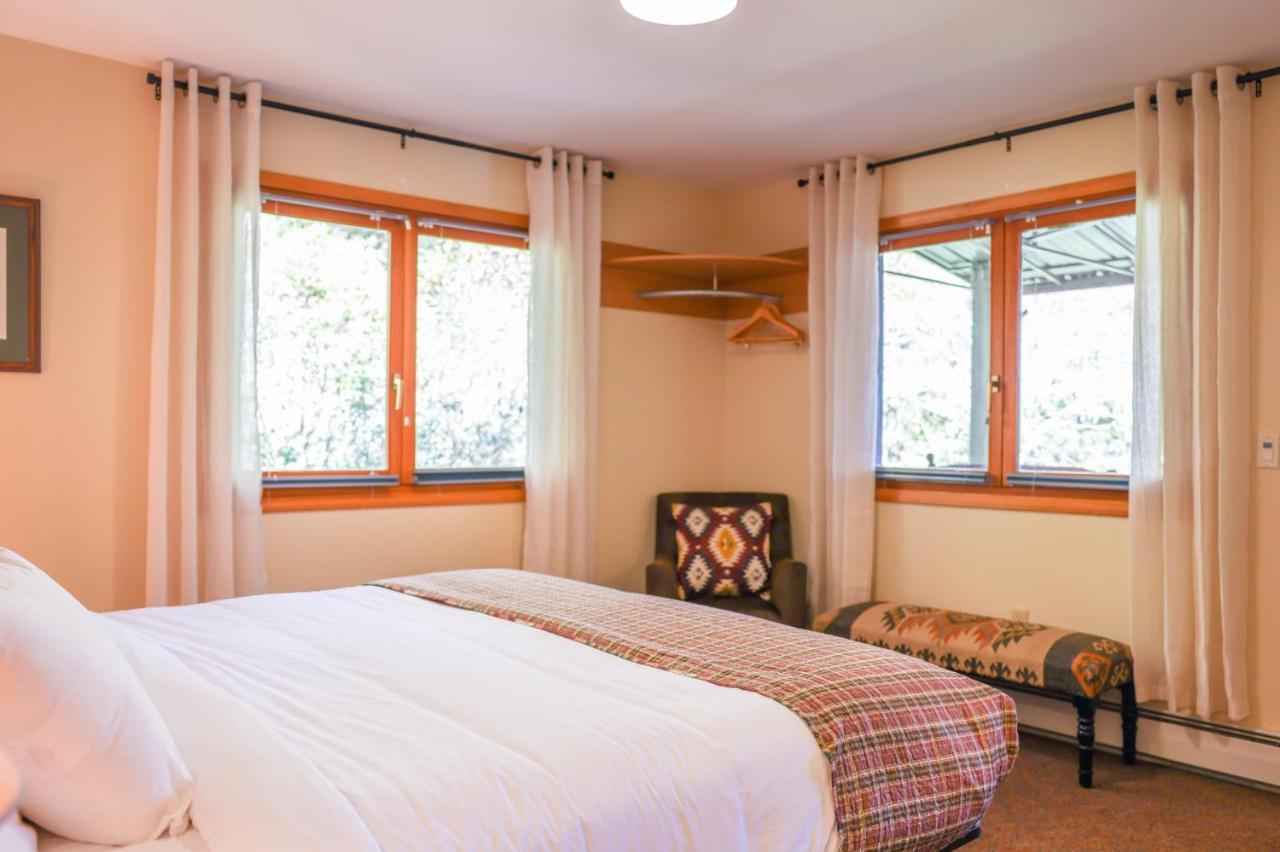 Outland Chalet & Suites Great Smoky Mountains Whittier Room photo