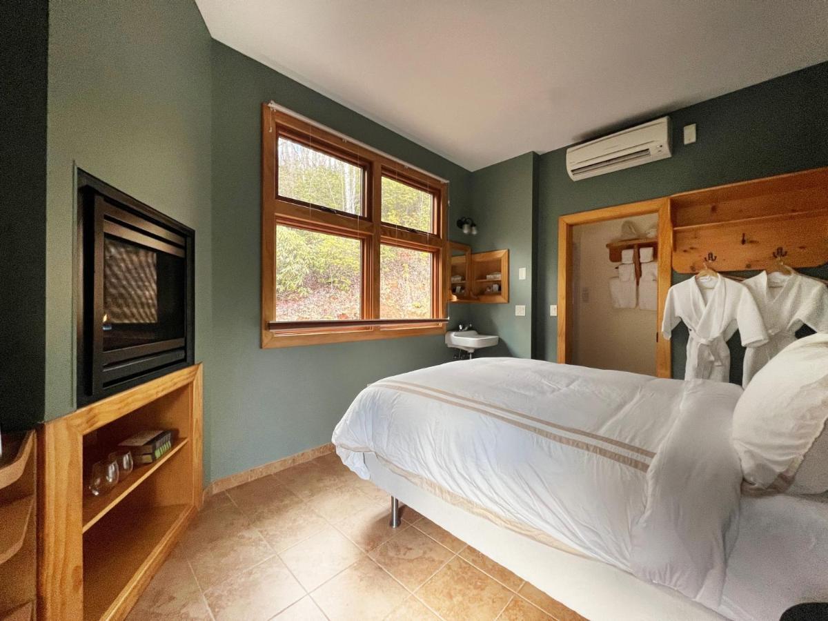 Outland Chalet & Suites Great Smoky Mountains Whittier Room photo